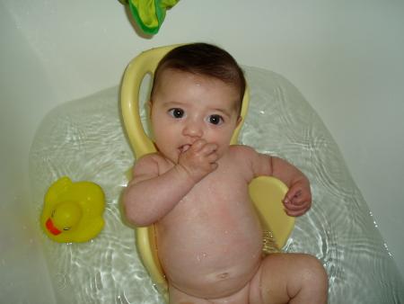 Manon (3 mois) dans le bain